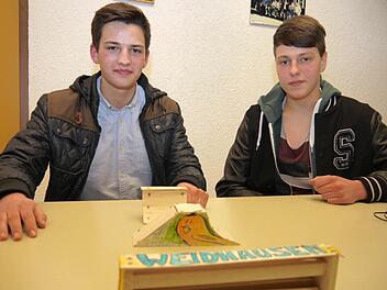 Lorenz Fischer (links) und Janek Walch zeigten am Montagabend im Gemeinderat, wie sie sich die neue Skater-Ramp für den Platz neben der Schule vorstellen. Dafür brachten sie sogar ein Modell der künftigen Anlage mit. Foto: Berthold Köhler