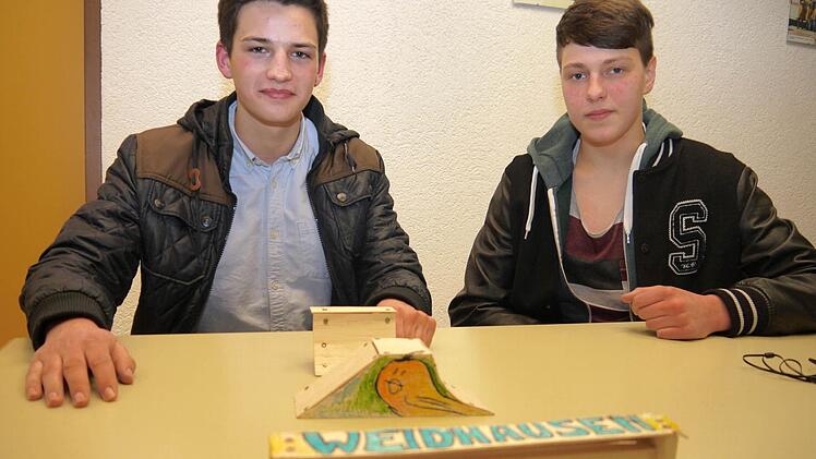 Lorenz Fischer (links) und Janek Walch zeigten am Montagabend im Gemeinderat, wie sie sich die neue Skater-Ramp für den Platz neben der Schule vorstellen. Dafür brachten sie sogar ein Modell der künftigen Anlage mit. Foto: Berthold Köhler