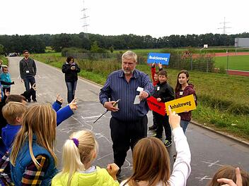 An der Luft und mit bunten Kärtchen macht Formel lernen Spaß.