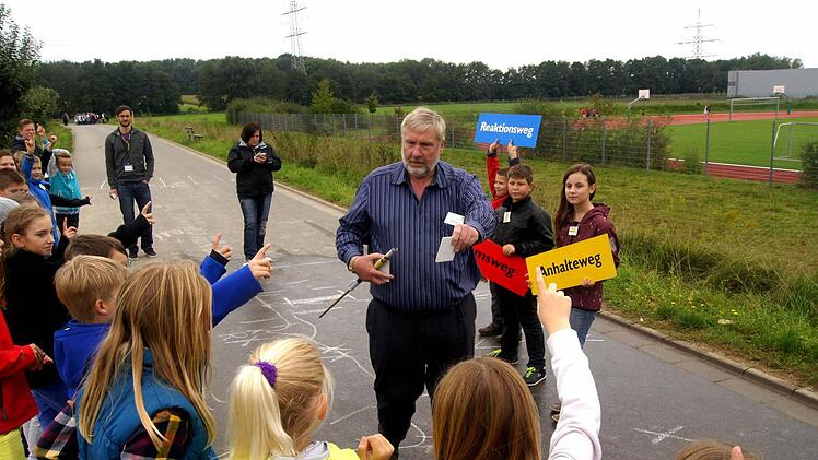 An der Luft und mit bunten Kärtchen macht Formel lernen Spaß.