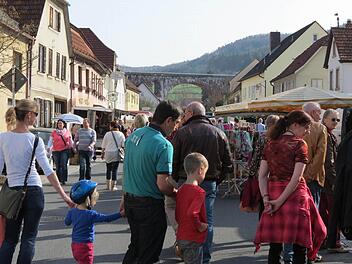Leben in Euerdorfs Straßen: Viele Besucher bummelten bei schönem Wetter durch die Marktgemeinde. Foto: Doris Bauer