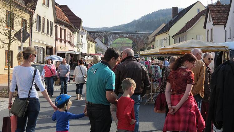Leben in Euerdorfs Straßen: Viele Besucher bummelten bei schönem Wetter durch die Marktgemeinde. Foto: Doris Bauer