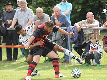 Den Gegner einfach nicht an den Ball lassen: So könnte es klappen mit dem Fußballwunder von Reichenbach (vorne: Patrick Hergenröther)