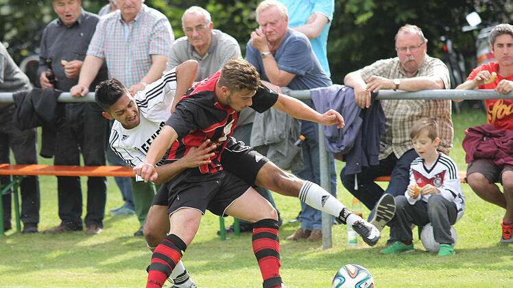 Den Gegner einfach nicht an den Ball lassen: So könnte es klappen mit dem Fußballwunder von Reichenbach (vorne: Patrick Hergenröther)