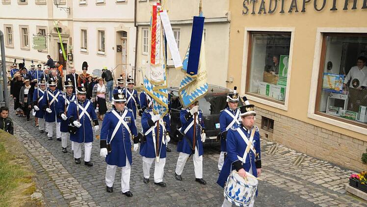 Die Hist. K. B. B&uuml;rgerwehr aus Neustadt an der Waldnaab trug die Verbandsfahne durch die K&ouml;nigsberger Altstadt, um sie am Marktplatz an die B&uuml;rgerwehr 1848 K&ouml;nigsberg in Franken weiter zu geben