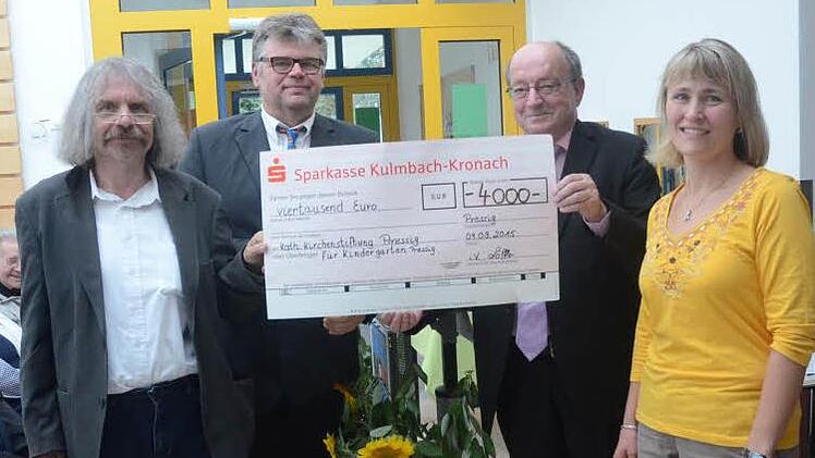 Für großen Geldregen sorgte der Kindergartenförderverein mit einem Scheck über 4000 Euro. So viel Geld ist natürlich immer willkommen. Von links Pater Helmut Haagen, Klaus Herbst (Kirchenpfleger), Karl- Heinz Löffler und Carolin Horn (Vorstandschaft FV Kindergarten)