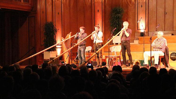 Die Well-Brüder Christoph, Karl und Michael bei ihrem Auftritt im Bad Kissinger Regentenbau, daneben Gerhard Polt.  Foto: Ralf Ruppert
