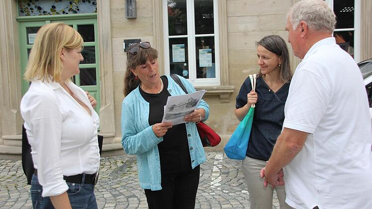Rosi Ross (2. von links) ging mit den Gästen auf eine Führung durch das Stadtviertel.  Foto: Andreas Schmitt