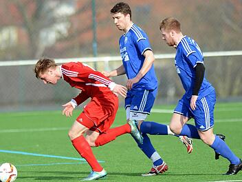 Der ASV Weisendorf (blaue Trikots, hier im Spiel gegen den SV Buckenhofen) ist der absolute Topfavorit auf die Meisterschaft in der Kreisliga 1.  Foto: Archiv 