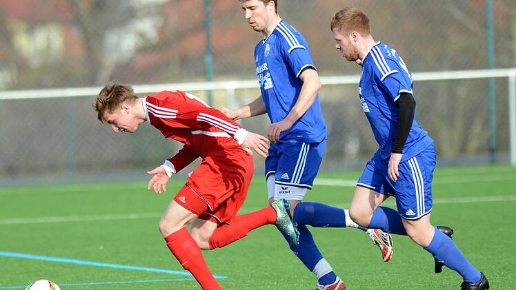 Der ASV Weisendorf (blaue Trikots, hier im Spiel gegen den SV Buckenhofen) ist der absolute Topfavorit auf die Meisterschaft in der Kreisliga 1.  Foto: Archiv 
