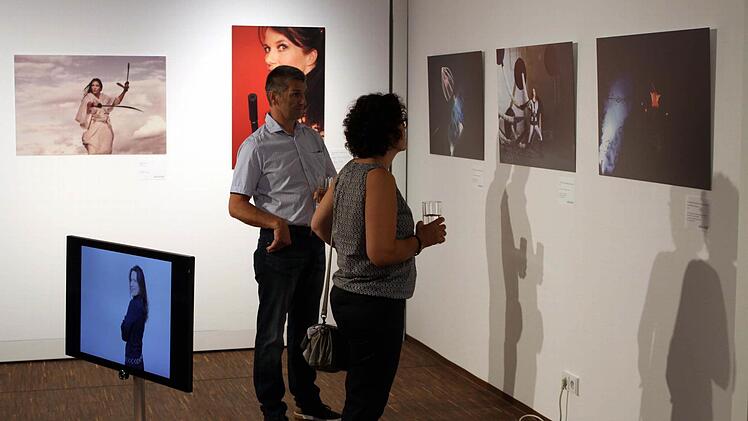 Die Ausstellungseröffnung in Ausrissen Foto: Michael Wunder