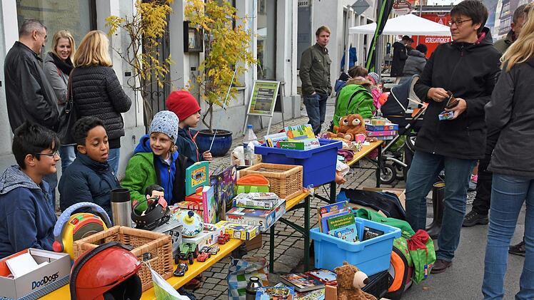 Gute Geschäfte machten die Kinder beim Kinderflohmarkt am Unteren Turm.