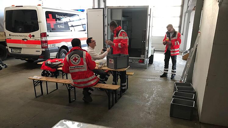 Mitglieder der UG-SanEL bestücken den neuen Anhänger. privat