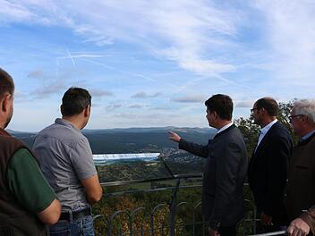 Der Ausblick vom Dreistelzturm in der Gemeinde Oberleichtersbach ist grandios. Panoramatafeln erklären jetzt den Besuchern, was sie von da aus sehen. Foto: Melissa Kalmund