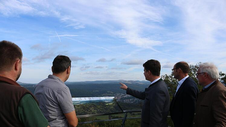 Der Ausblick vom Dreistelzturm in der Gemeinde Oberleichtersbach ist grandios. Panoramatafeln erklären jetzt den Besuchern, was sie von da aus sehen. Foto: Melissa Kalmund