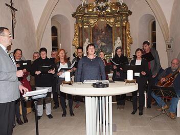 Die Gesangsgruppe "JustForFun" mit ihrem Leiter Paul Krauß (links) begeisterte bei einem Konzert in der Bartholomäus-Kapelle von Unterwallenstadt die zahlreichen Besucher mit einer großen Bandbreite von Liedern.Alfred Thieret