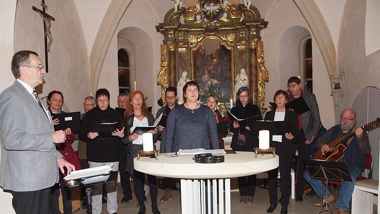 Die Gesangsgruppe "JustForFun" mit ihrem Leiter Paul Krauß (links) begeisterte bei einem Konzert in der Bartholomäus-Kapelle von Unterwallenstadt die zahlreichen Besucher mit einer großen Bandbreite von Liedern.Alfred Thieret