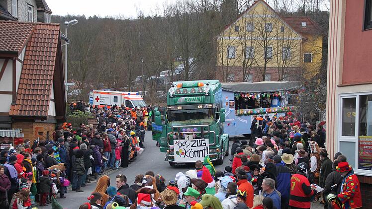 Viele Umzugswagen und Fußgruppen wird es wieder  beim Gaudiwurm in Zeitlofs zu bestaunen geben, der sicher wieder für volle Straßen sorgen wird. Foto: Archiv Ulrike Müller