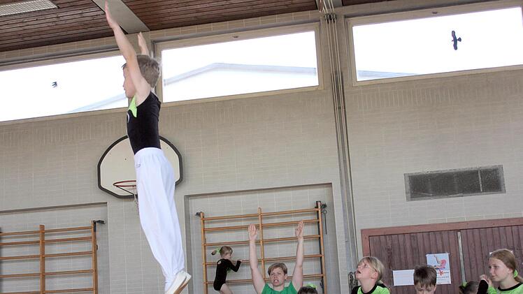 Jakob Vollrath mit Trainerin Ina Vollrath (links, hinten),
