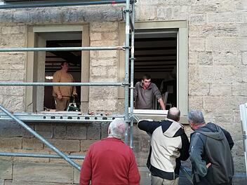 Fleißige gelernte und ungelernte Helfer packten beim Einbau der neuen Fenster in die Alte Schule in Reichenbach mit an. Foto: Matthias Nöth