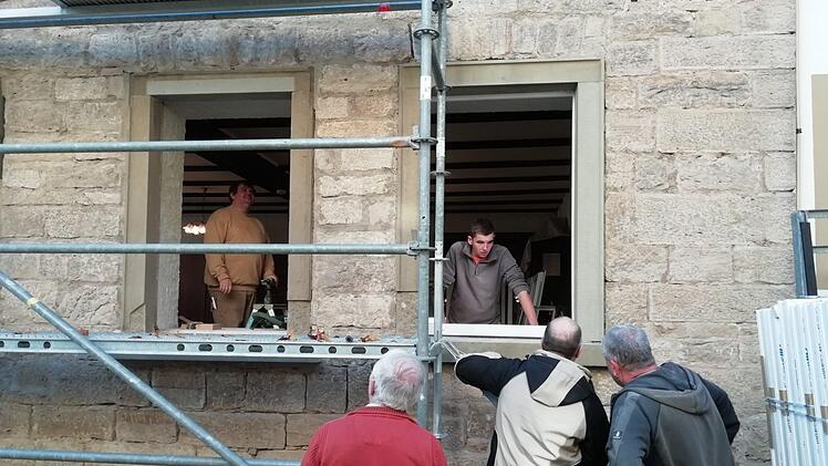 Fleißige gelernte und ungelernte Helfer packten beim Einbau der neuen Fenster in die Alte Schule in Reichenbach mit an. Foto: Matthias Nöth