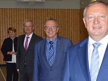 Landrat Thomas Bold (CSU, ganz rechts) und seine k&uuml;nftigen Stellvertreter (von rechts) Emil M&uuml;ller (CSU), Gotthard Schlereth (Freie W&auml;hler) und Brigitte Meyerdierks (CSU).  Isolde Krapf