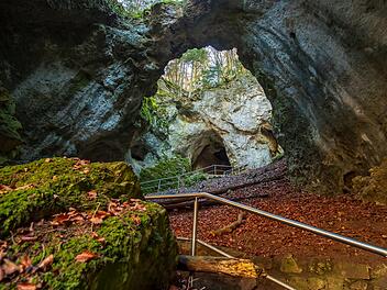 Höhle im Wiesenttal in der Fränkischen Schweiz, Wandern, Wanderung, Ausflug
