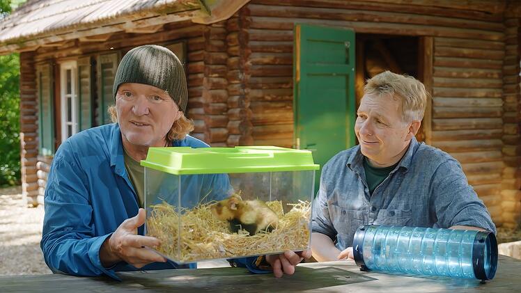 In "Kielings wilde Welt - Säugetierparadiese" besucht Tierfilmer Andreas Kieling (links) unter anderem  Dr. Ulrich Weinhold in der Feldhamster-Aufzuchtstation im Zoo Heidelberg.
