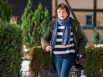 In "Sturmtief - Der Usedom-Krimi" wird Karin Lossow (Katrin Sass) Zeugin eines Autounfalls.