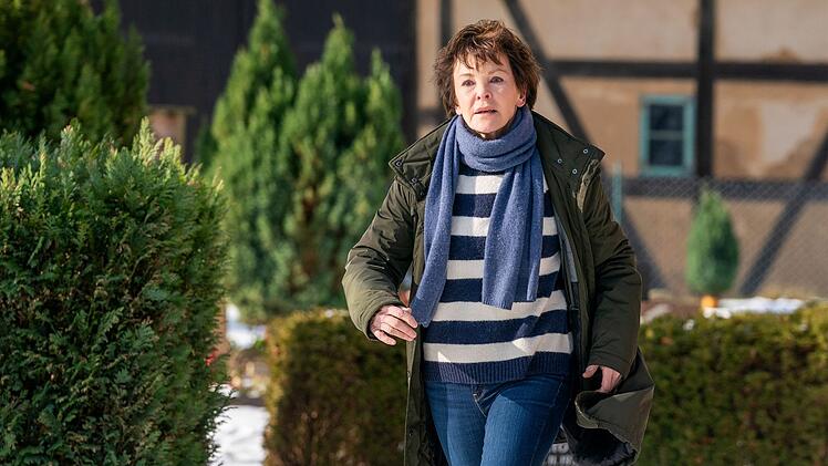 In "Sturmtief - Der Usedom-Krimi" wird Karin Lossow (Katrin Sass) Zeugin eines Autounfalls.