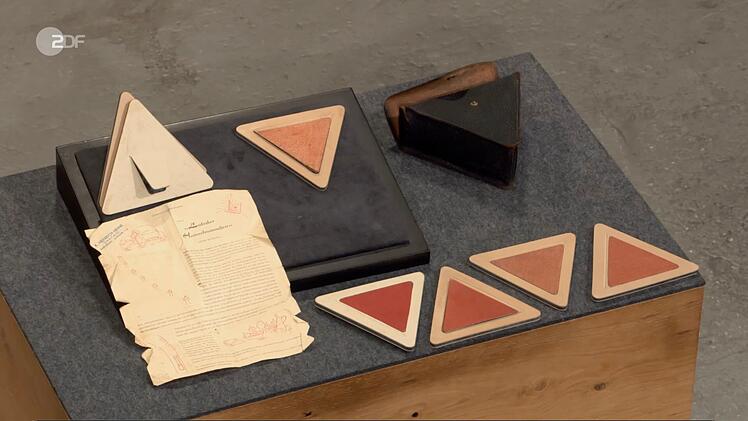 Alte Warndreiecke mit dem Namen "L&uuml;becker Heinzelm&auml;nnchen" wurden laut Detlev K&uuml;mmel 1956 von Ewald Kongsbak erfunden und patentiert.