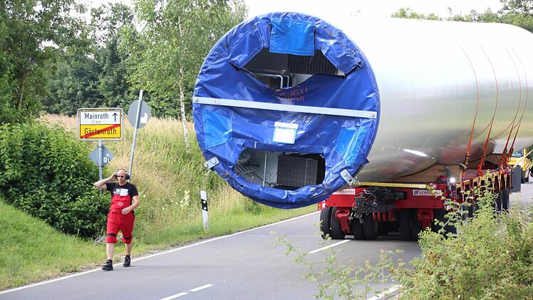 Der Schwertransport rollte in Gärtenroth ein.  Foto: Friedwald Schedel