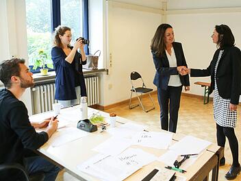 Jetzt wird es ernst: Theresia und Helena spielen eine Szene nach, kritisch beäugt von dem Theaterpädagogen Lucas Jubl und Regieassistentin Anastasia Semesch an der Filmkamara. Foto: RiegerPress