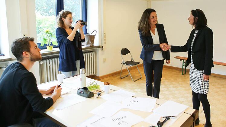 Jetzt wird es ernst: Theresia und Helena spielen eine Szene nach, kritisch beäugt von dem Theaterpädagogen Lucas Jubl und Regieassistentin Anastasia Semesch an der Filmkamara. Foto: RiegerPress