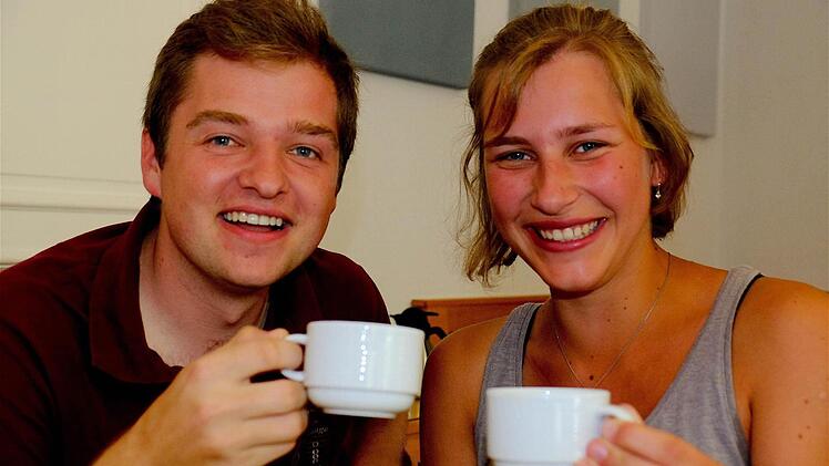 Pauline Weck (Tuba) und Benedikt Feustel (Schlagzeug) machen Pause.