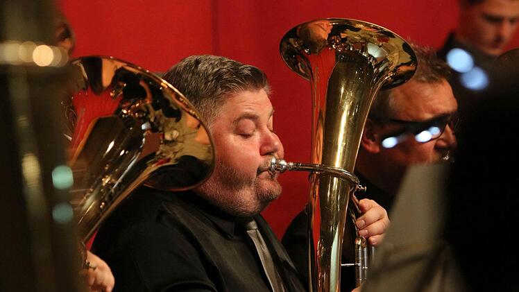 Begeisterten Beifall verdiente sich die Blaskapelle Meeder bei ihrem Jahreskonzert in der ausverkauften Schulturnhalle. Foto: Jochen Berger
