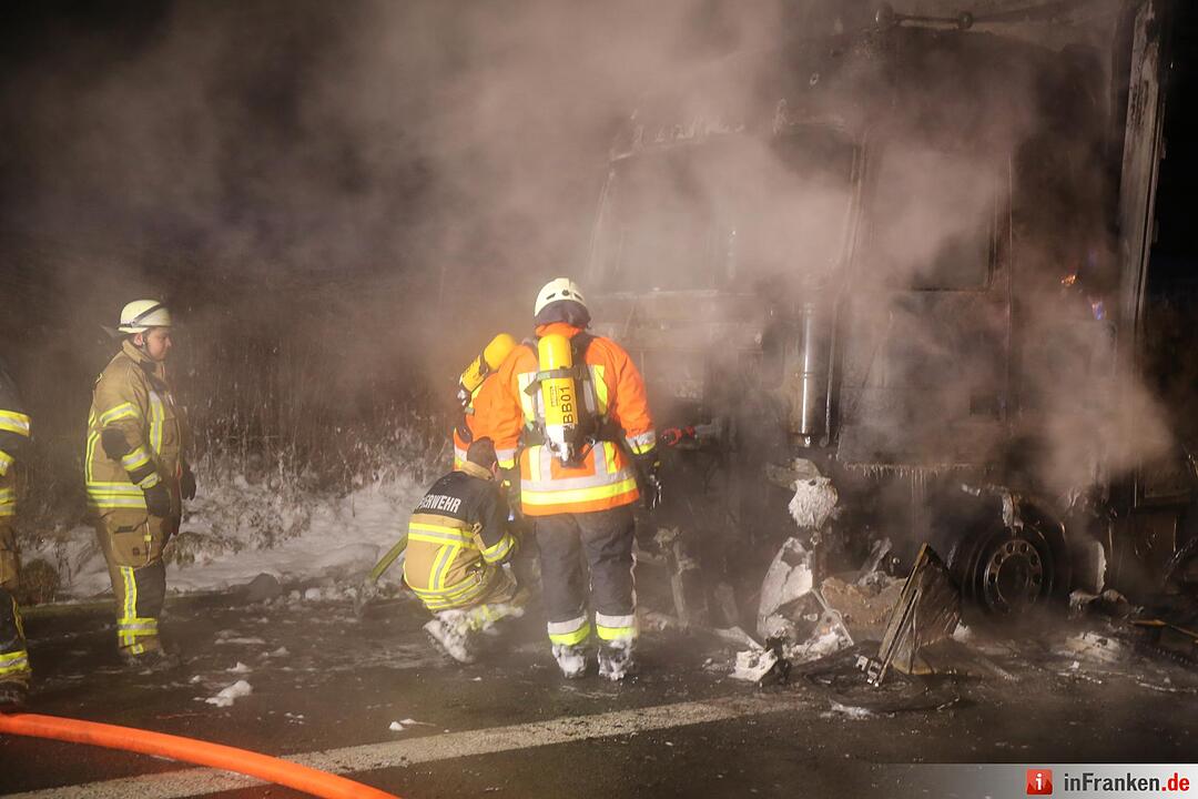 Brennender Lastwagen blockiert Autobahn - A9 beidseitig aufgrund Rauchentwicklung gesperrt