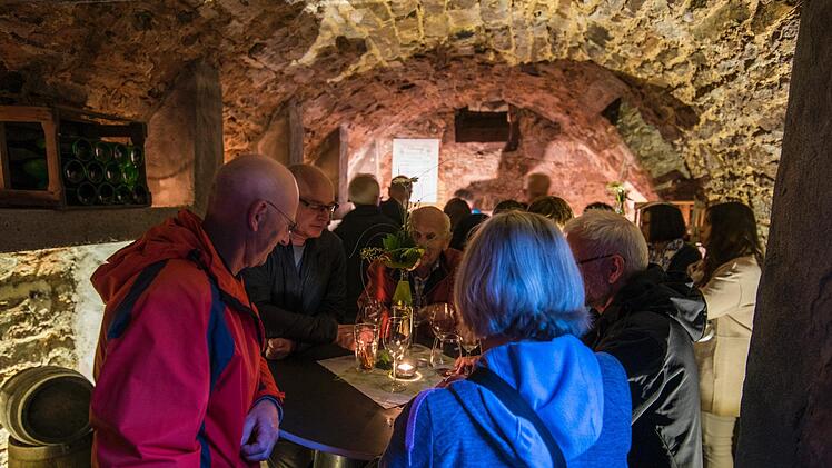 Lauschige Weinbar im "Schmieds"-Keller von Familie Markert. Foto: Jürgen Hüfner