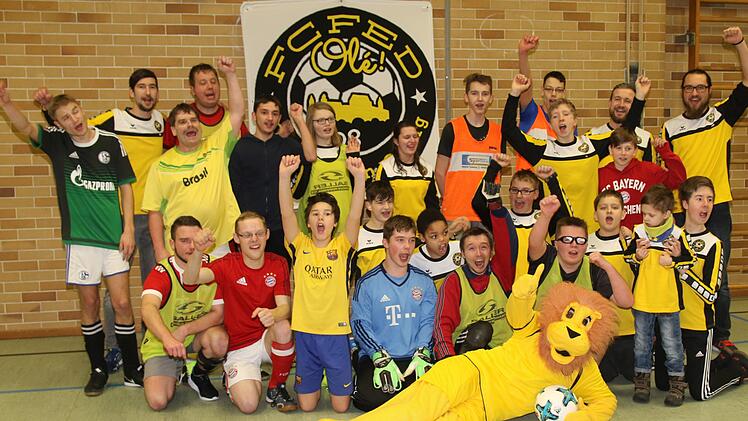 Die Spieler des FC FED-OLÉ begrüßten ihr neues  Maskottchen.Michael Stelzner