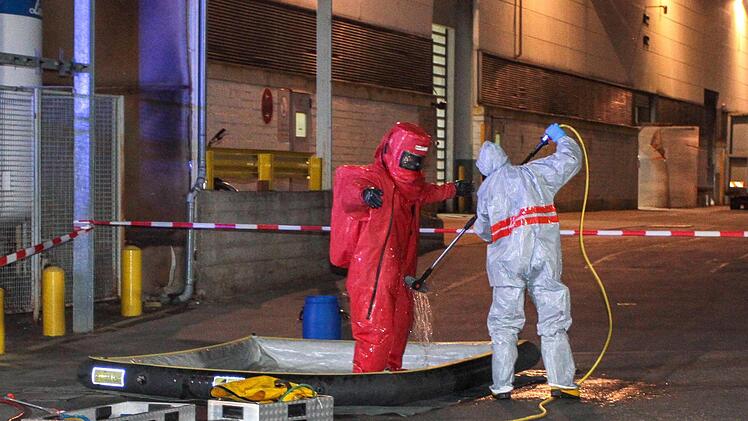 Die Einsatzkräfte mussten spezielle Schutzkleidung tragen. Foto: news5/Friedrich