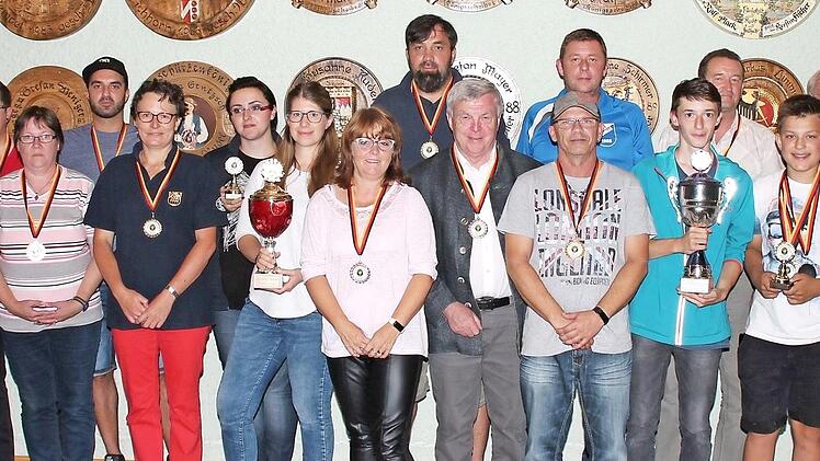 Im Rahmen des Schützenfestes hatte der Schützenverein Mitwitz auch wieder eine Ortsmeisterschaft im Luftgewehrschießen durchgeführt. Das Bild zeigt die erfolgreichsten Hobbyschützen.  Fotos: Herbert Fischer