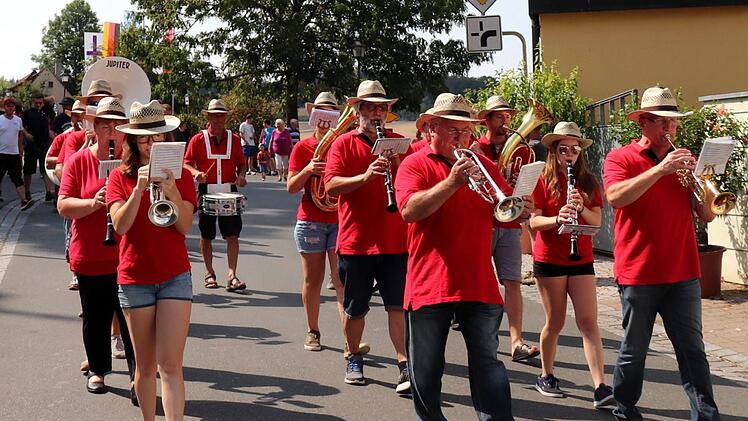 Die Weingartsgreuther Musikanten unterstützten das Baumaufstellen musikalisch.