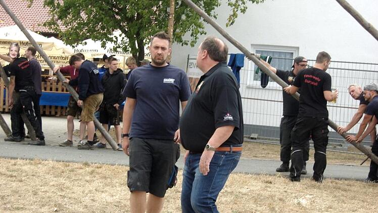 Walter Nussel übergab nicht nur das Amt des Kommanden an seinen Sohn Daniel, sondern auch das Amt des Capos beim Aufrichten des Kirchweihbaumes