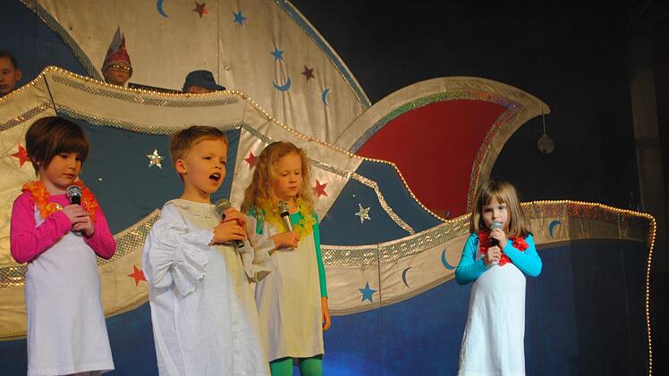 Erstmals auf der Mini-Playback-Bühnen waren Selina, Lukas, Sophie und Lea mit "Komm wir fahren nach Amsterdam". Foto: Evelyn Schneider