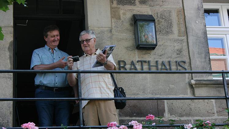 Der langj&auml;hrige Mitwitzer FT-Berichterstatter Herbert Fischer (rechts) und B&uuml;rgermeister Hans-Peter Laschka. Foto: Maria L&ouml;ffler