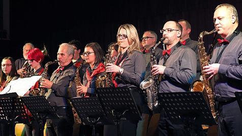 Besten Big-Band Sound boten die 30 Musiker quer durch verschiedene Stilrichtungen.  Foto: Christoph Winter
