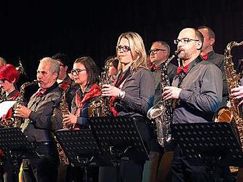Besten Big-Band Sound boten die 30 Musiker quer durch verschiedene Stilrichtungen.  Foto: Christoph Winter