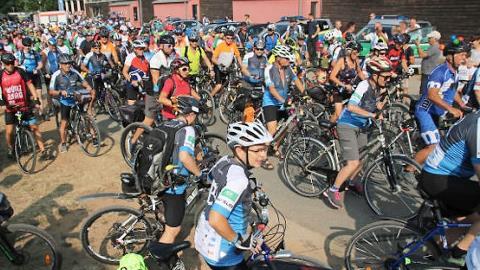 Tausende Radfahrer starteten Ende Juli in Bad Staffelstein zu zwei Etappen der BR-Radltour. Im Rahmenprogramm traten auch Thomas Gottschalk und Fritz Egner als Moderatoren auf. Foto: Matthias Einwag