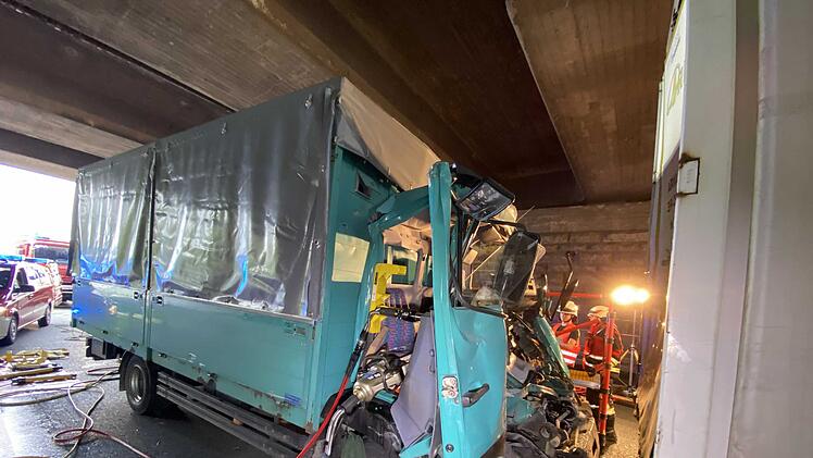 Auf Lastwagen aufgefahren: Zwei Schwerverletzte nach Unfall auf A9