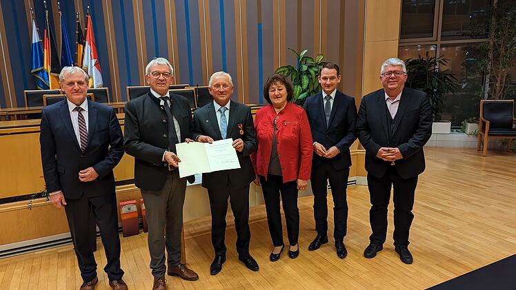 Bamberg: Verdienstorden f&uuml;r Biber-Berater - Dammbruch im Hain verhindert